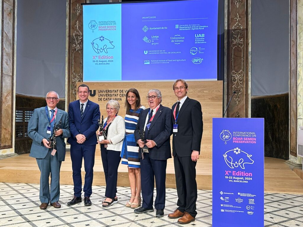 Maria Àngels Rial, founder and president of Semen Cardona, honored for her career at the Boar Semen 2024 opening ceremony