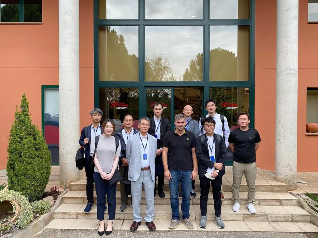 A Japanese delegation visits Semen Cardona's headquarters